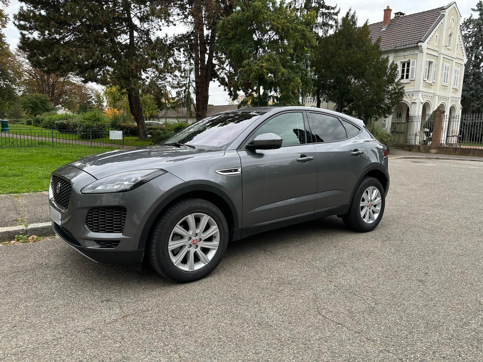 Jaguar E-PACE grise